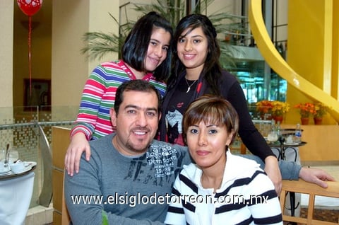 24022010 Familia. Samuel y Nancy con sus hijas Daniela y Sayma.