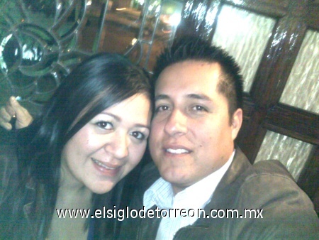 Festejando el cumpleaños de Karina Hinojos, con su novio Jaime Carrillo. Enviad por Karina.