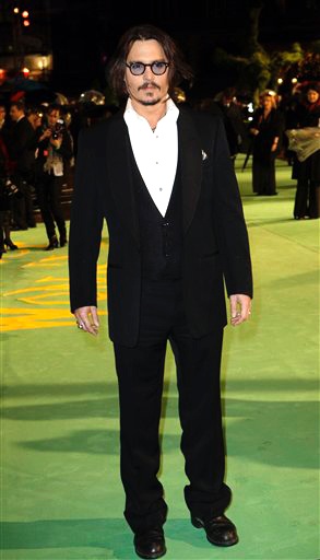 El 'actor fetiche' de tim burton, Johnny Depp en la alfombra verde del estreno mundial de 'Alice in Wonderland'.