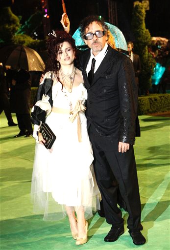 Tim Burton y su esposa Helena a su llegada al teatro Odéon.