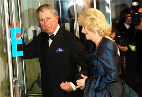 El príncipe Carlos de Inglaterra llegó junto a su esposa, la Duquesa de Cornwall.
