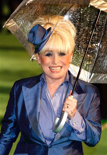La actriz Barbara Windsor arribó con llamativo atuendo al estreno de 'Alice in Wonderland'
