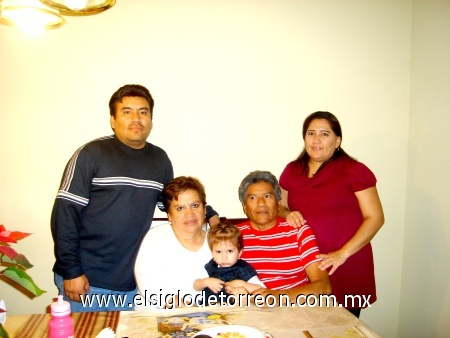 De Vacaciones en diciembre del 2009, en casa de mi hermano y compadre Arturo Dominguez, en Tyler, Texas.Fotografía  enviada por Nuria L. Dominguez.