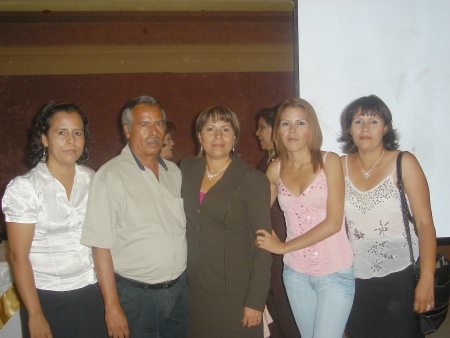 Flor Morales con su familia en su graduación como directora de Mary Kay 25/05/2009. Enviada por Víctor Manuel Salas García.