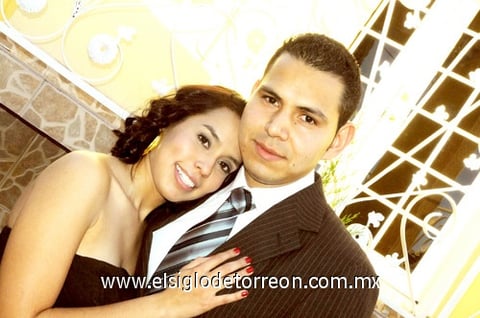 28022010 IBQ. Jesús Josdel Quiñones del Río pidió formalmente la mano de su novia, Srita. Gissel Nathaly Martínez Rivas, en una agradable reunión familiar, donde se encontraban los padres de ambos, Sres. Profr. José Luis Quiñones Jáquez y Delia Margarita del Río de Quiñones; CP. José Gerardo Martínez Contreras y Alma Rosa Rivas de Martínez.- Sotomayor Fotografía