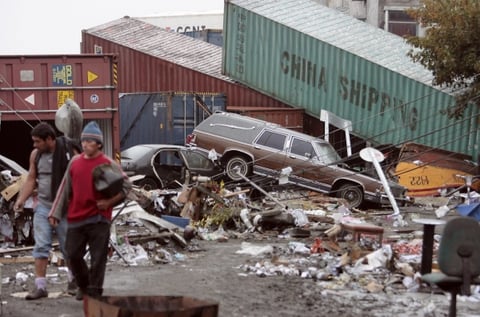 Hombres de Chile caminan en medio de los escombros.