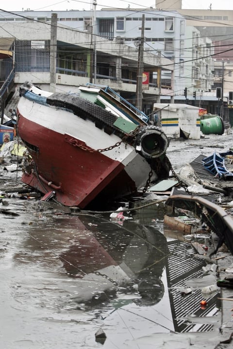 Vista de un barco en medio de una calle  del centro de Talcahuano Chile.