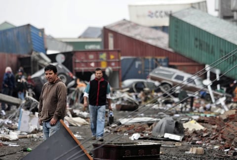 Pobladores de la ciudad de Talcahuano, cercana a la ciudad de Concepción Chile tras terremoto.