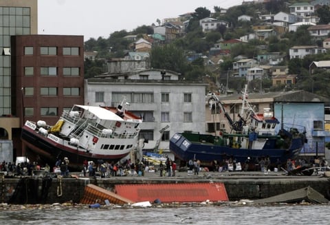 Vista general de dos barcos varados tras haber sido arrastrados por un terremoto de 8,8 grados en la escala de Richter que sacudió el centro y sur del país.
