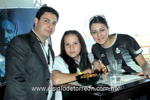 01032010 Julián Díaz, Cristy y Elva Trujillo.