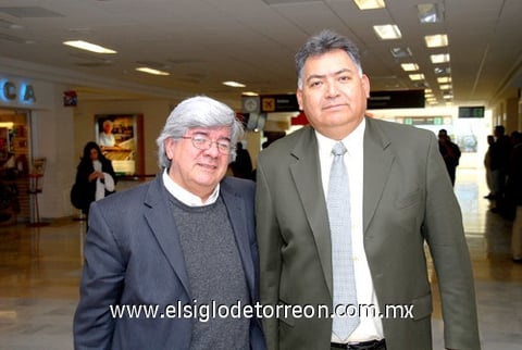 01032010 México. José Serrano le dió la bienvenida a Pedro Landaverde.