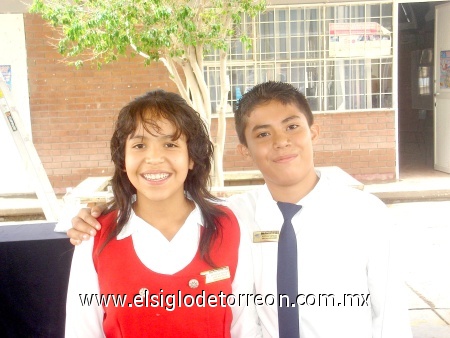 Victor y Estrella graduandose de la primaria, 21 07 2009.Enviada por  Victor Manuel Salas García.