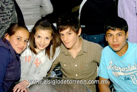 02032010 Marifer, Jazmín, Joaquín y Axel.