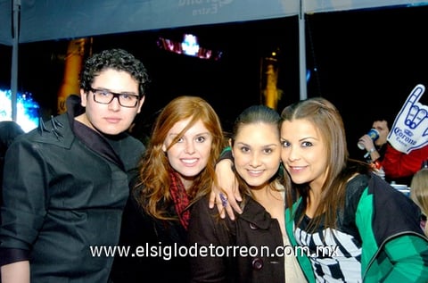 02032010 Mónica, Rodrigo, Barbie y Monka.
