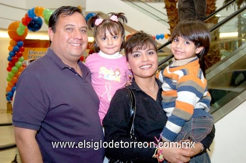 02032010 Sonia, Kary, Anilú y Guillermo.