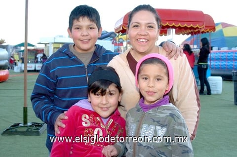 02032010 Fernanda Fernández, Ana Fer Camarillo, Enrique Fernández y Yossi Forfan.