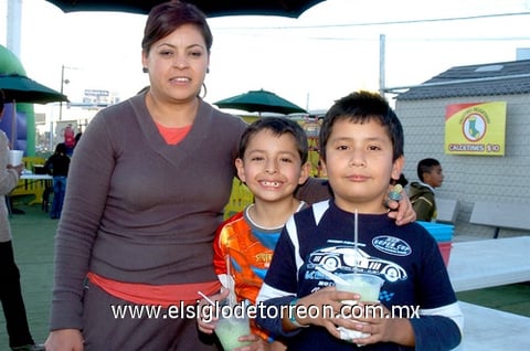 02032010  Perla Alvarado, Roberto Zúñiga y Kevin Olvera.
