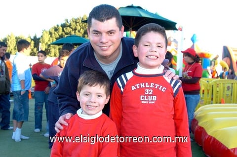 02032010 Familia. Axel y Érick con su papá Arnoldo.