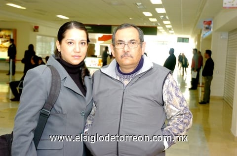 02032010 Chihuahua. Cecilia Inés se dirige a una reunión de trabajo y la despidió su papá Armando Calderón.