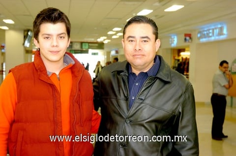 02032010 Hermosillo. Eduardo Fernández regresa a casa y lo despide su tío Luciano Juárez.