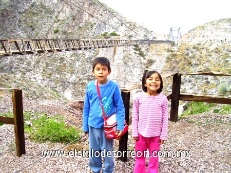 Hermanos J. Angel y Estrella Visitando el maravilloso Puente de Ojuela en Mapimí. Enviada por Richard.