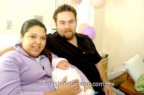 03032010 Aurora Salazar de Ibarra y Miguel Ángel Ibarra junto a su bebita Renata. EL SIGLO DE TORREÓN/ÉRICK SOTOMAYOR