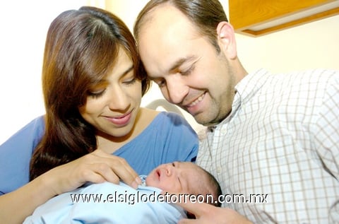 03032010 Fernandita en brazos de su papá Francisco Muñoz y en la compañía de sus tíos Jonathan Muñoz, José y Jesús Castillo.