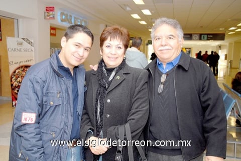 03032010 Europa. Alaín, Sandra y Sergio Estrello se dirigen a disfrutar de unas vacaciones.