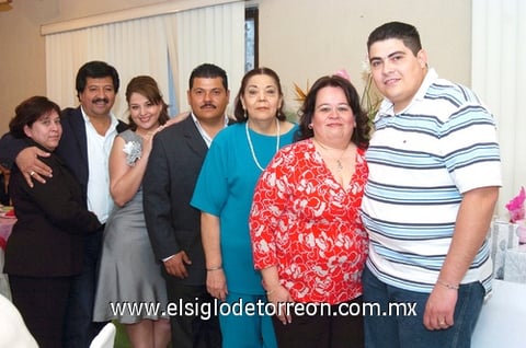 04032010 Acompañan a la feliz pareja, Sra. Rocío del Alba Vera de Vitela, Ing. Guillermo César Vitela González, Sra. Lilia Josefina González de Mears, Sra. Marcela Yáñez de Mears y Sr. Jesús Antonio Mears González.