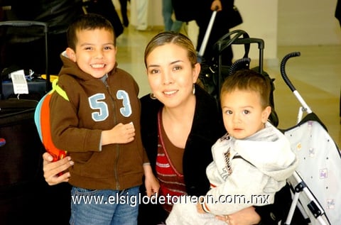 04032010 Guadalajara. Regresaron a casa Ana y sus hijos Carlos y Sebastián.