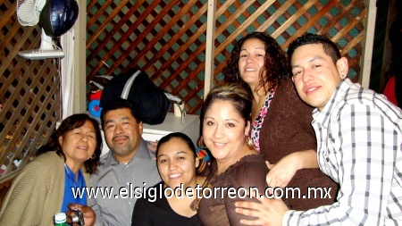 Familia Flores Huereca De Tracy California para ¡los Laguneros! En Aaron's Birthday.
Enviada por Familia Flores.