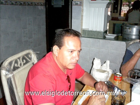 Henry disfrutando de su nueva soltería...¡Que suertudote!
Enviada por Enrique Rangel de la Rosa.