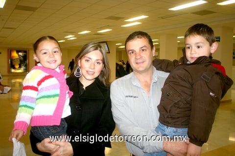 05032010 México. Joanna fue despedida por su esposo y sus hijos.