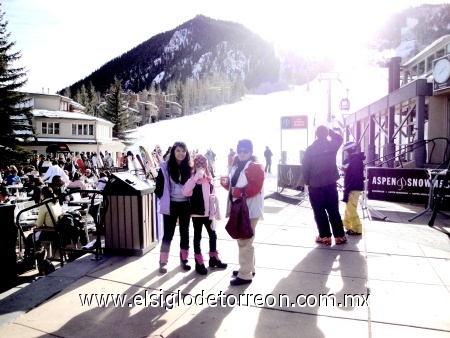 Yasmin Alonso acompañada de sus hijas Mariana Y Andrea García en un paseo por Aspen Colorado. Enviada por Yasmin García.