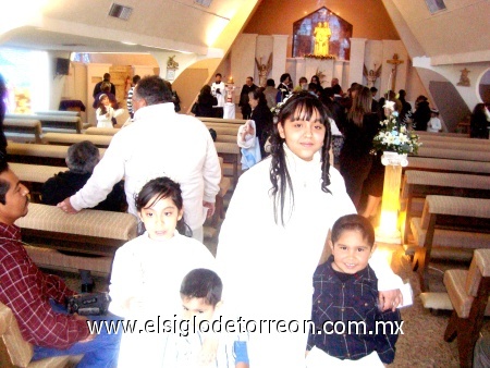 Alejandra y Moserrath el día de su confirmación. Enviada por Coco.
