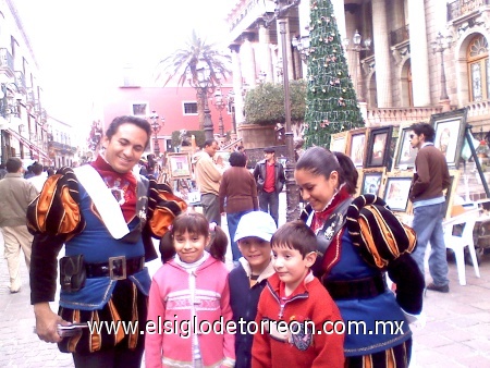 Brenda Rdz. E., Rafael Rdz. Ornelas, y Karim Rdz. en un momento cultural de Guanajuato. Enero 2010. Enviada por Labinia E. Ramirez.