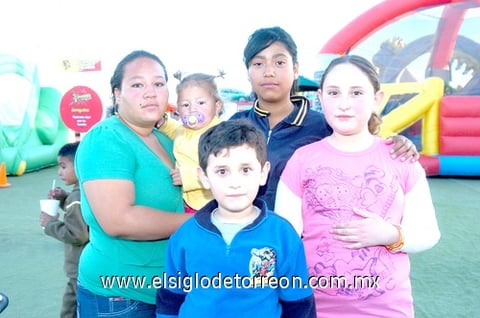 06032010 Yessenia González, María Fernanda, Daniela Trujillo, Gustavo Trujillo y Cinthia Juárez. EL SIGLO DE TORREÓN/JESÚS HERNÁNDEZ
