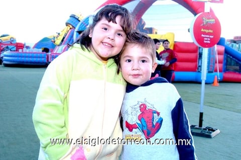 06032010 Michelle y Rafael Quiñones, en su centro de diversión.