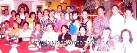 08032010 Grupo de amigos que acompañan a María Dolores González de la Rosa en su festejo de jubilación.
