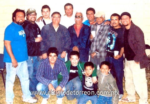 08032010 Profesor Jesús Valdivia en compañía de algunos de sus sobrinos.