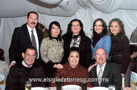 07032010 Señores Ernesto Ramírez y Olivia Rodríguez Valles en la compañía de sus hijos Ernesto, Lucía, Olivia, Lorella y Paola, en su celebración de aniversario de bodas, aparece junto a ellos el Pbro. Natividad Fuentes.