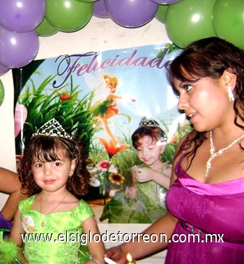 07032010 Evelyn Ruby y su mamá Iris Espino, disfrutando del festejo.