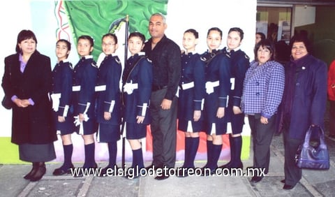 07032010 Directora de la escuela, Lic. María Teresa Favela Nava; niñas, Paulina Gabriela García Simón, Faride Guadalupe Castañeda Arriaga, Evelyn Dayana Luna, Evelyn Joselyn González Acevedo, Profr. Instructor de escolta, Lic. Vicente Martínez y Martínez; niñas, Andrea Pérez Hernández, quien obtuvo el primer lugar en voz de mando, Magaly Valenzuela Núñez, Lesly Guadalupe Martínez Armendáriz; Maestras en comisión: Carmelita Larrea Reza y Dora Montes Favela.