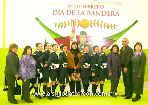 07032010 Maestra María de Jesús Vega Castañeda, maestra Carmelita Larrea R., niñas: Lesly, Magaly, Andrea, Evelyn, Profra. Leticia Arriaga, niñas, Dayana, Faride, Paulina; maestros, Dora Montes, Vicente Martínez y la directora, Lic. Teresa Favela.