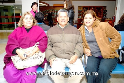 08032010 Las Vegas. En espera de un familiar se encontraban Concepción González, Rutilio y Cristina Valadez.