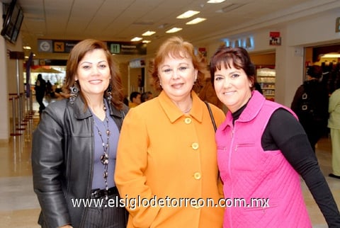 08032010 Puerto Vallarta. Angélica Padilla de Torres y Tere Padilla de Martínez fueron despedidas por Coty Arreola.