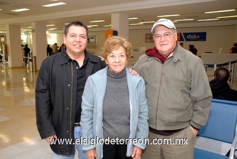 08032010 Houston. Armando Guerrero regresó a su lugar de residencia y fue despedido por sus papás, Sres. Josefina y Armando Guerrero.