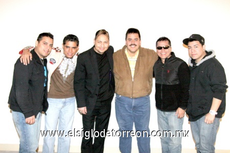 Arq. Oscar Ramirez con el Grupo ' Mojado' en la presentacion que tuvieron en la ciudad de Grand Rapids el día 5 de Marzo del 2010. Enviada por Oscar Ramirez.
