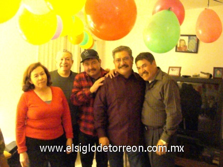 Doctor Baltazar de visita en la Puente California con sus hermanos Humberto, Felipe, Herman y Yolanda Ramirez. Enviada por Alfredo Flores Huereca.