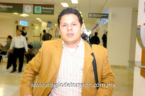 09032010 México. Llegó en plan de trabajo Juan Guerrero.